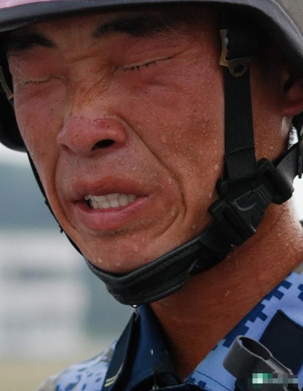 2009年国庆阅兵训练照:士兵衣服上汗水结成盐