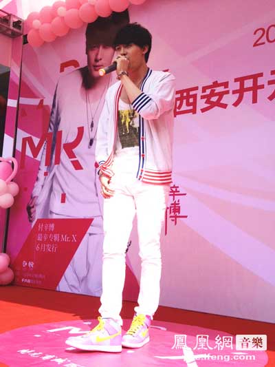 付辛博杭州西安签售 粉丝送红色肚兜 父母站台