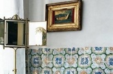 马赛克、陶瓷水槽和东方蜡烛的灯笼。浴室的颜色不要太亮，比如红色或蓝色，可以选择白色，浅灰色，蓝色或绿色。但是如果你想达到戏剧性的别致，那么选择蓝色、金色和黑色。适当添加木制家具，窗帘，瞧，你已经有了一个迷人的摩洛哥浴室了！ （实习编辑：容少晖）