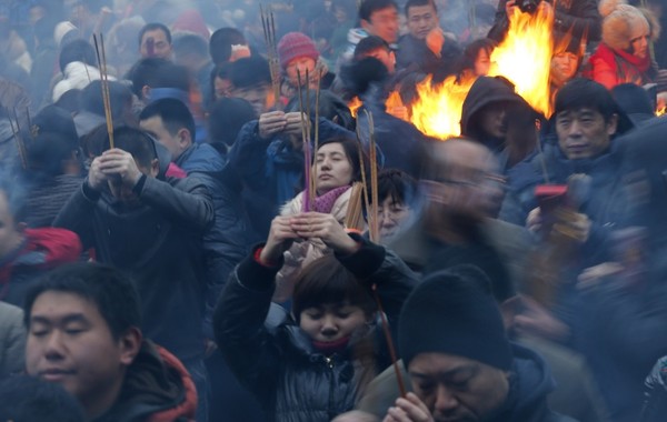 [转帖]北京8万市民赴雍和宫烧香 门口排队500米