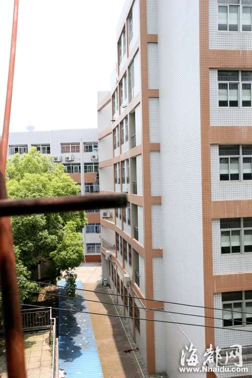 一名六年级小学生坠下教学楼,地上留下一摊血 原题:福州一小学六年级