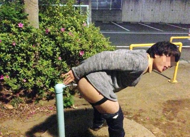 日本男大学生在公园内脱裤以水龙头插<em>肛门</em>(图