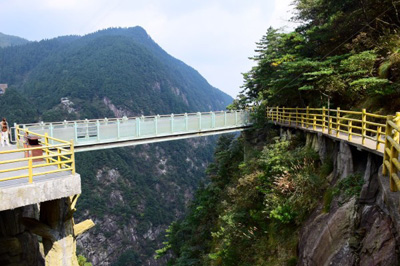 旅游 旅游动态 > 正文   明月山最吸引我的自然是那出名的"青云栈道".