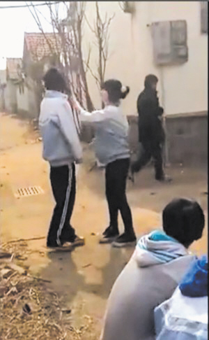 两名初中<em>女生猜拳</em>定先后扇同学耳光(图)_资讯