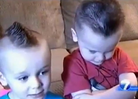 美5岁男童发型如山形般被幼儿园拒绝入内(图)