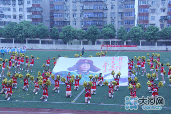 洛阳千名小学生冒雨表演庆六一教育局致歉（图）