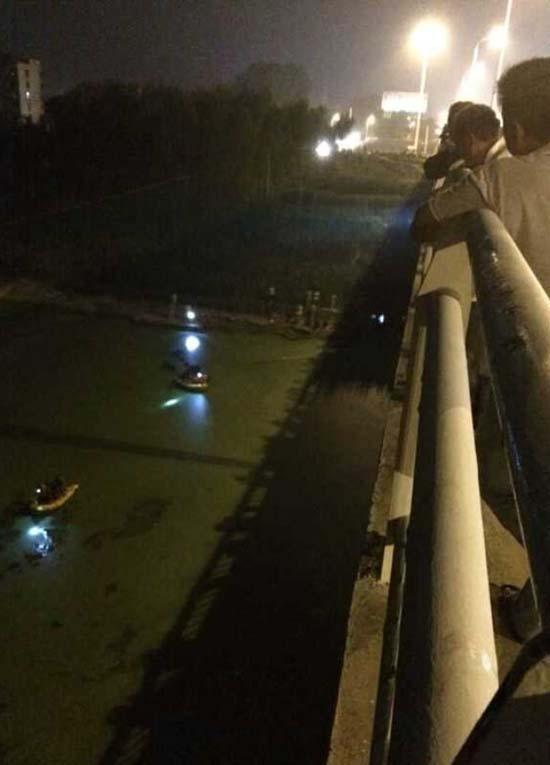 8月8日晚上,阜阳阜裕大桥,一名女孩跳河溺亡.图片来自网络