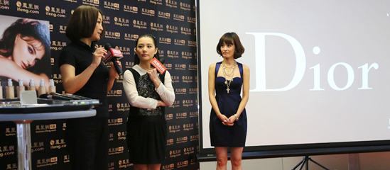 刘璇透露彩妆秘诀 并向Dior专业彩妆师请教并与主持人梁茵互动