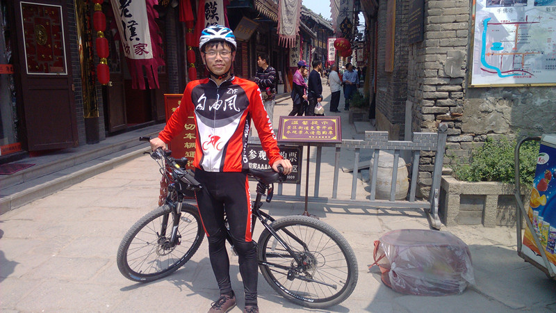 书生，男，25岁，药物研发，累计里程：5000km ，接触骑行三个月，最长线路是济南-潍坊来回450km 。下一站计划十月份骑行山东半岛，
