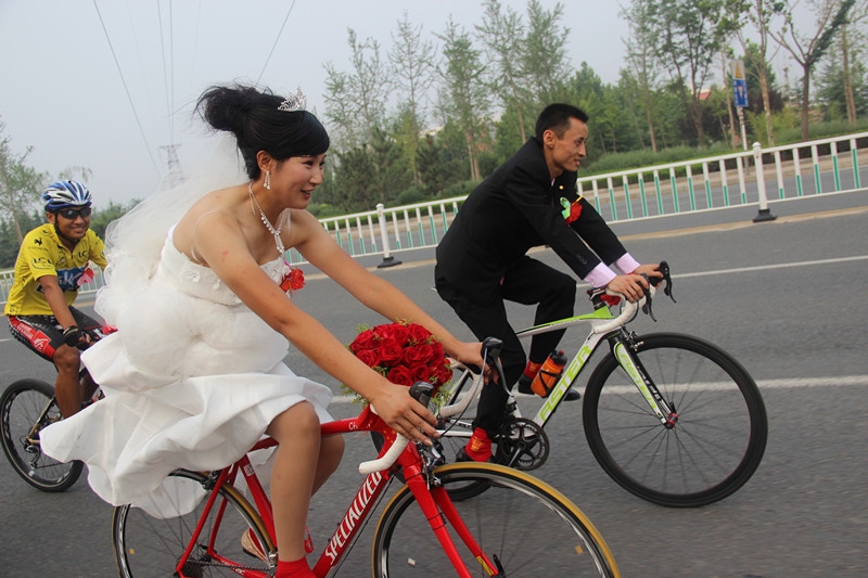 这是一场别开生面的婚礼。新郎崔进，前莱芜自行车运行队队员，新娘胡晓涵，多次获得全国、山东省内业余自行车赛冠军、亚军、季军。