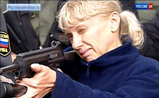 “杀人狂家庭”成员塔沃蒂耶娃被捕后向警察演示杀人过程(网页截图)