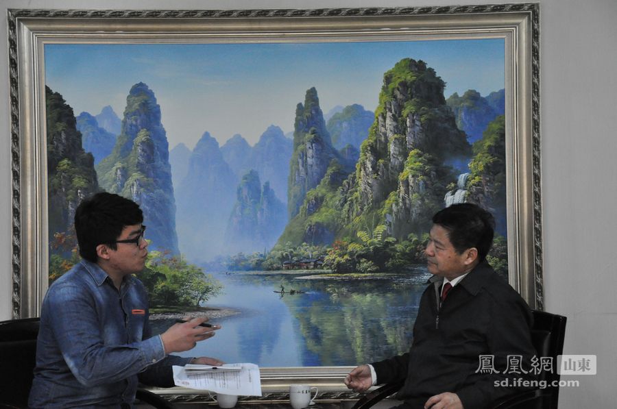 凤凰网山东张太岭专访蓝翔技校校长荣兰祥。