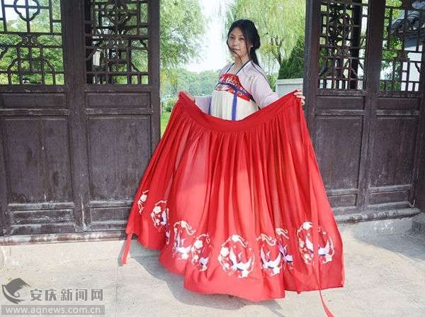 安庆女子热爱汉服 制作汉服配饰为汉文化代言