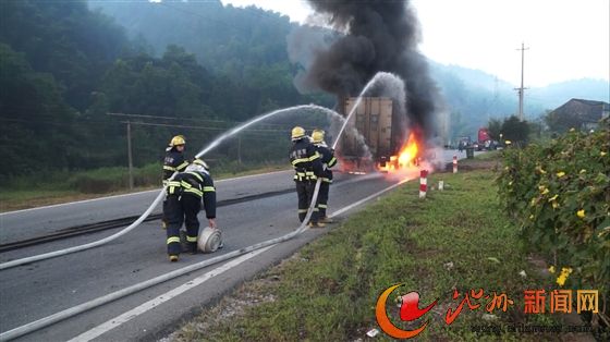 池州:半挂车行驶途中起火交警驾车追赶叫停它
