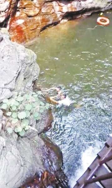 7岁男孩滑落洛阳景区深水潭一好心游客施救后离去