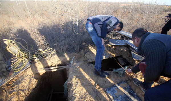 新鄭伯夷叔齊墓被盜挖 現(xiàn)場坑洞遺落腳手架