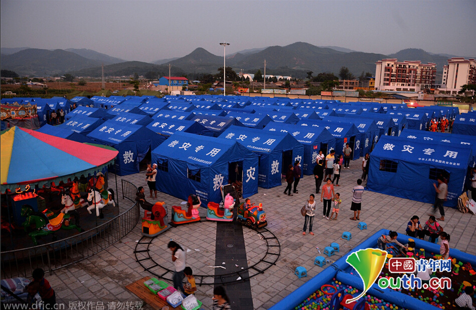 云南景谷6.6级地震:帐篷区内建游乐场