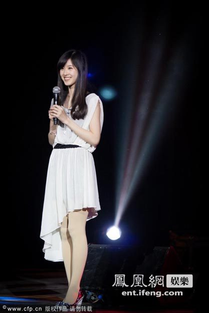 高清大图:<em>奶茶妹妹</em>主持音乐会引骚动