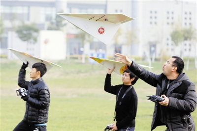 电动纸飞机冲上云霄