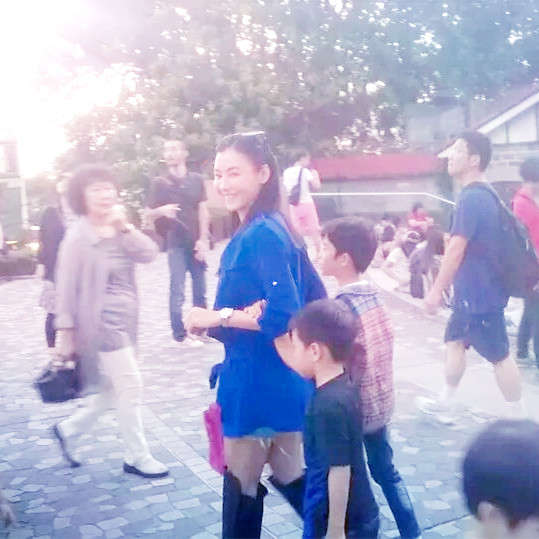 张柏芝带两儿子外出温馨 穿<em>牛仔短裤</em>秀美腿_黑