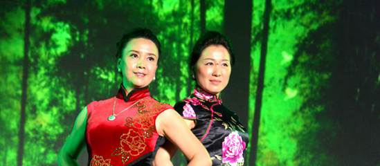 彭学平还带领数名中国旗袍会的女企业家们表演了一次“爱”的旗袍秀