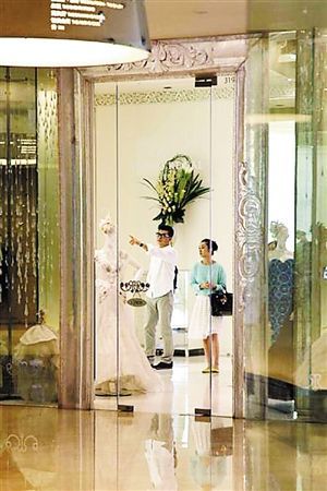 秦海璐疑大婚将近 与王海军携手逛婚纱店(图)