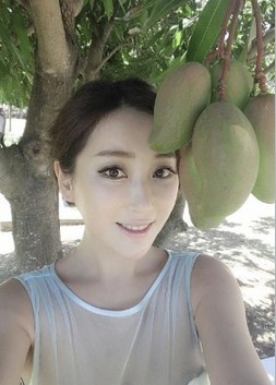 严屹宽杜若溪同晒海岛恩爱照 疑考察婚礼场地(图)
