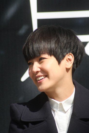 旧情人容祖儿何韵诗同赴婚宴 相隔十多桌避尴尬