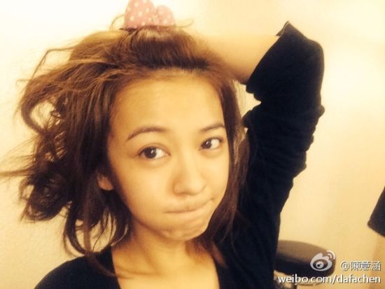 陈意涵玩拼图上瘾 晒躺地凌乱自拍(图)