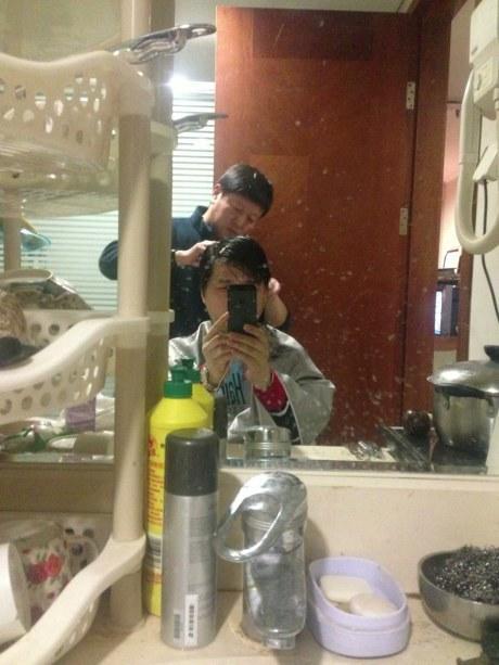 崔永元晒理发自拍照回应法院立案：头发好 可出庭(图)