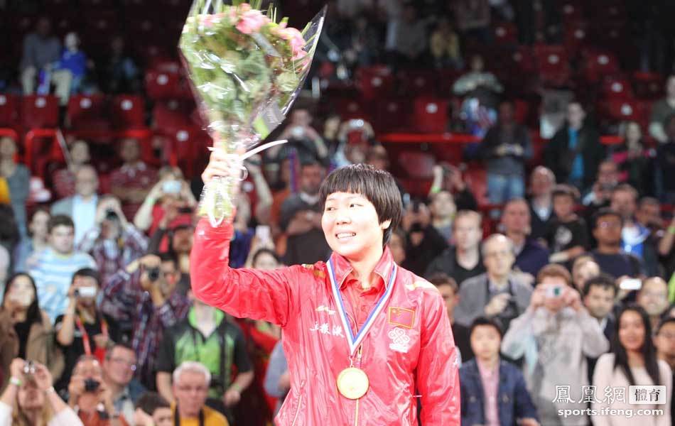 北京时间5月19日，巴黎世乒赛女单决赛李晓霞以4-2力克刘诗雯夺得女单冠军，成就个人大满贯，同时也实现了中国队在世乒赛女单项目上的10连冠壮举。图为晓霞在领奖台上向观众致意。