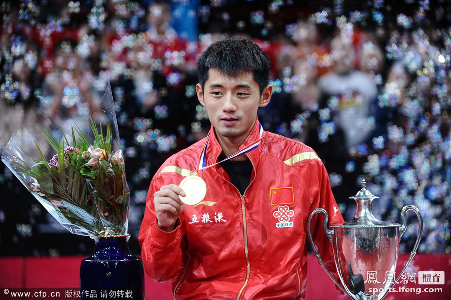 北京时间5月20日晚，2013巴黎单项世乒赛打响压轴大戏男单决赛的较量。在这场中国德比战当中，卫冕冠军张继科以4-2击败队友王皓，成功卫冕，成为世乒赛这87年来继巴纳、庄则栋、郭跃华、江嘉良、王励勤之后的第6位蝉联男单冠军的选手。自鹿特丹世乒赛以来，张继科也完成了连夺4届世界大赛单打冠军的壮举，创造了中国男乒54年以来的纪录。