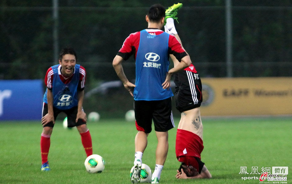 2013年7月23日，韩国首尔，2013年东亚四强赛第2场中国vs韩国前瞻，国足训练备战。王永珀玩儿倒立乐坏“小伙伴”。