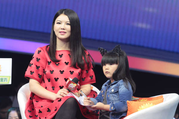 李湘带女儿参加节目angela甜蜜献吻"肉丸娃"