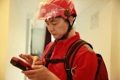 京东CEO刘强东成快递哥 骑三轮车亲自上街