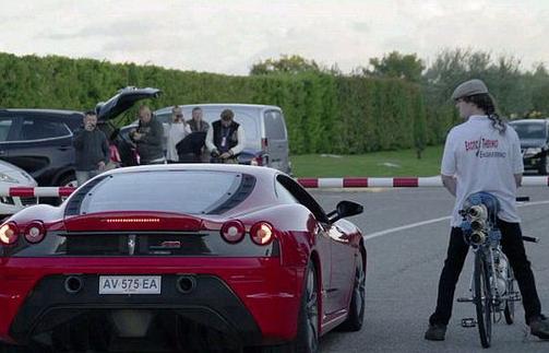 法国男子自制火箭自行车 时速高达333公里完爆