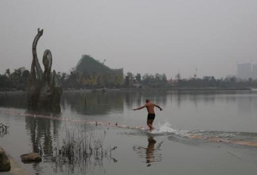 少林武僧水上漂120米刷世界纪录 揭武林风独门