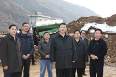 习近平察看鲁甸地震遗址 面色凝重