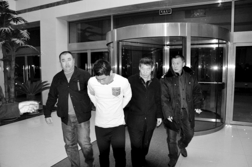朝阳仨蒙面人持枪夜抢商店致1死 两名嫌疑人已被抓获