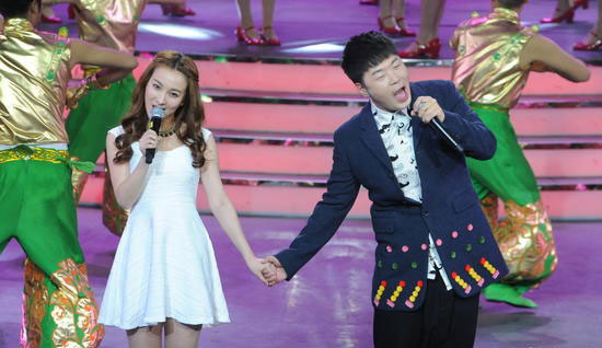 组图:吴昕、杜海涛录辽宁春晚 牵手登台显亲密_辽宁频道_凤凰网