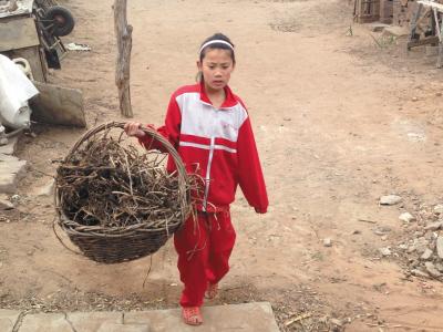 爷爷患眼疾爸爸瘫痪在床 9岁光脚女孩扛起家