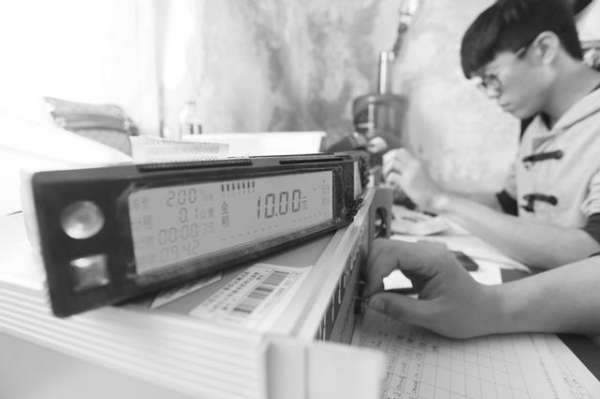 女子出租车生娃_出租车月收入(2)