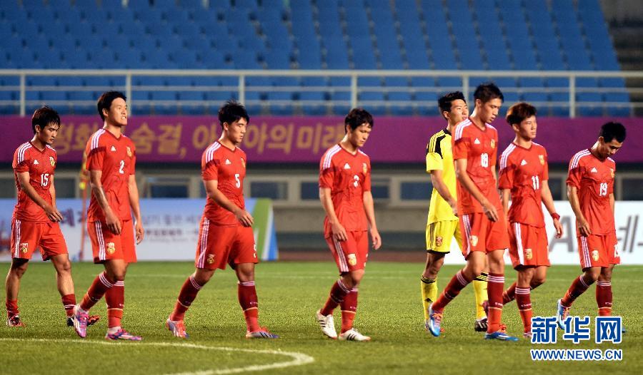 中国足球0:2负于泰国队 无缘八强(图)
