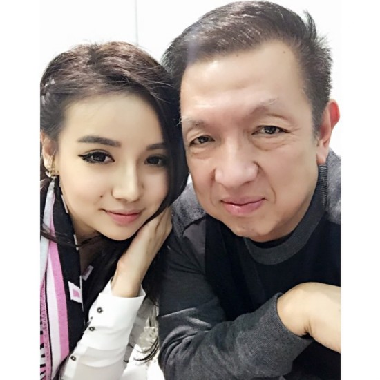 西甲<em>老板</em>林荣福美艳<em>女儿</em>爆红 撞脸baby身家超