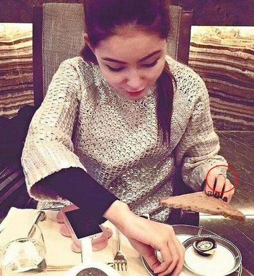 昆凌<em>左手中指戴</em>钻戒 疑似周杰伦所送订婚<em>戒指</em>