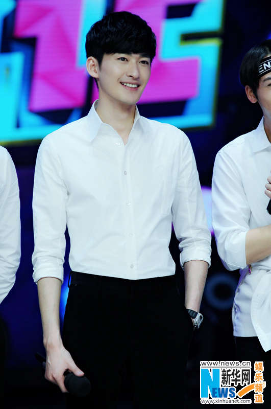 张翰"壁咚"吴昕"刁难"海涛 逆天长腿惊现《快本》_黑龙江频道_凤凰网