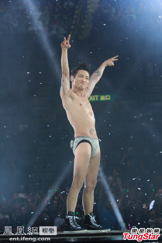 杜德伟香港开唱 台上<em>激情</em>脱衣留<em>内裤</em>_厦门频道