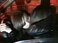 俩美女开车舌吻连撞三车 谈车祸兴奋大笑