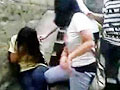 实拍初二女生围殴女同学 狂扇耳光飞踹