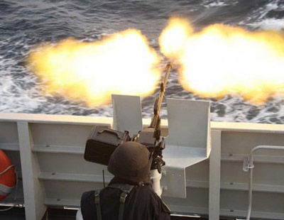 新闻联播曝海军驱离可疑船只 发射爆震弹